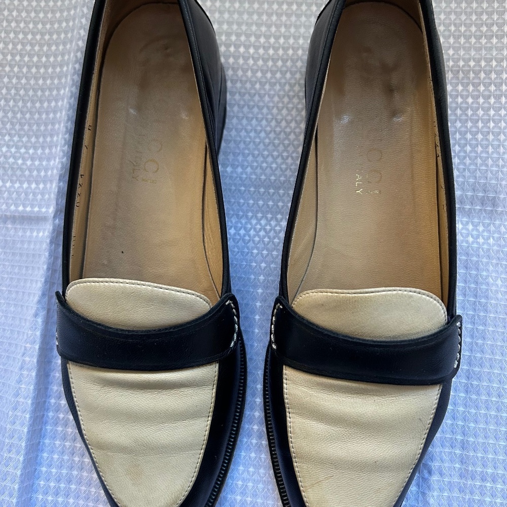 Gucci Two Toned Loafers. Size 6B